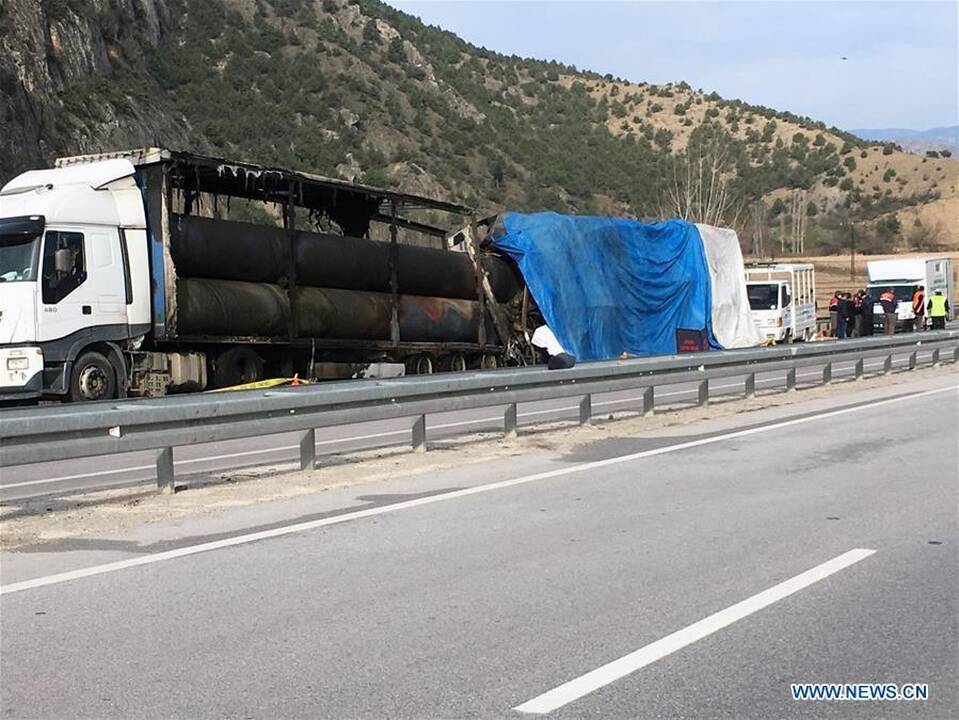Turkijoje susidūrus autobusui ir sunkvežimiui liepsnose žuvo 13 žmonių