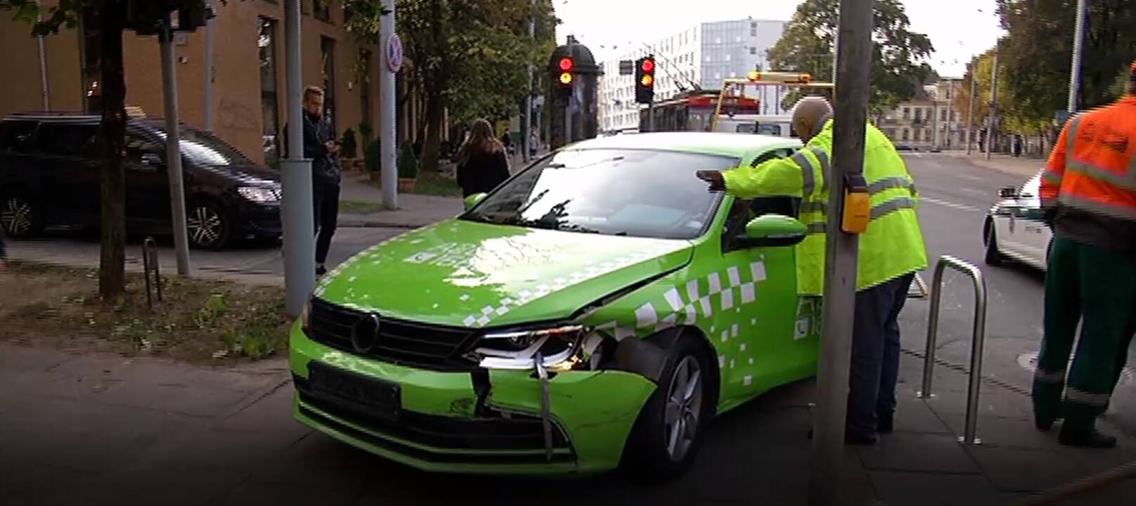 Po avarijos Vilniuje taksi automobilis užlėkė ant šaligatvio