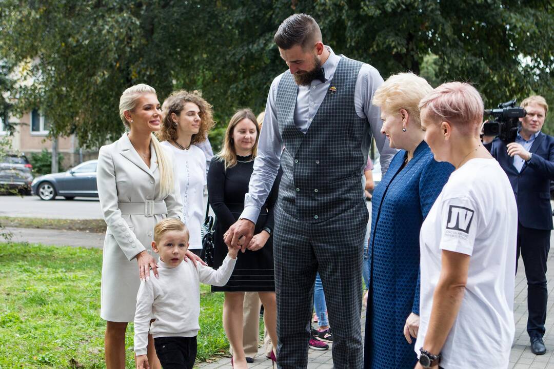 D. Grybauskaitė ir J. Valančiūnas atidarė paauglių dienos namus