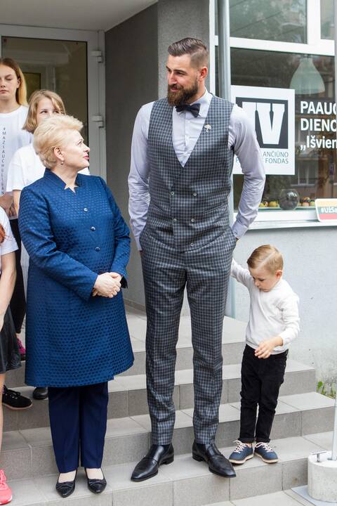 D. Grybauskaitė ir J. Valančiūnas atidarė paauglių dienos namus