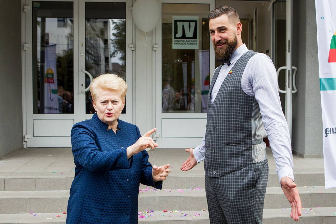 D. Grybauskaitė ir J. Valančiūnas atidarė paauglių dienos namus