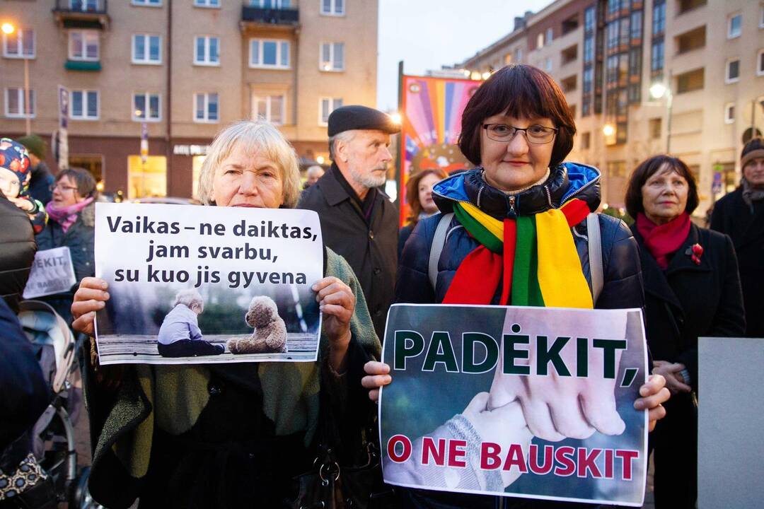 Mitingas prie Seimo dėl vaikų paėmimo iš šeimų