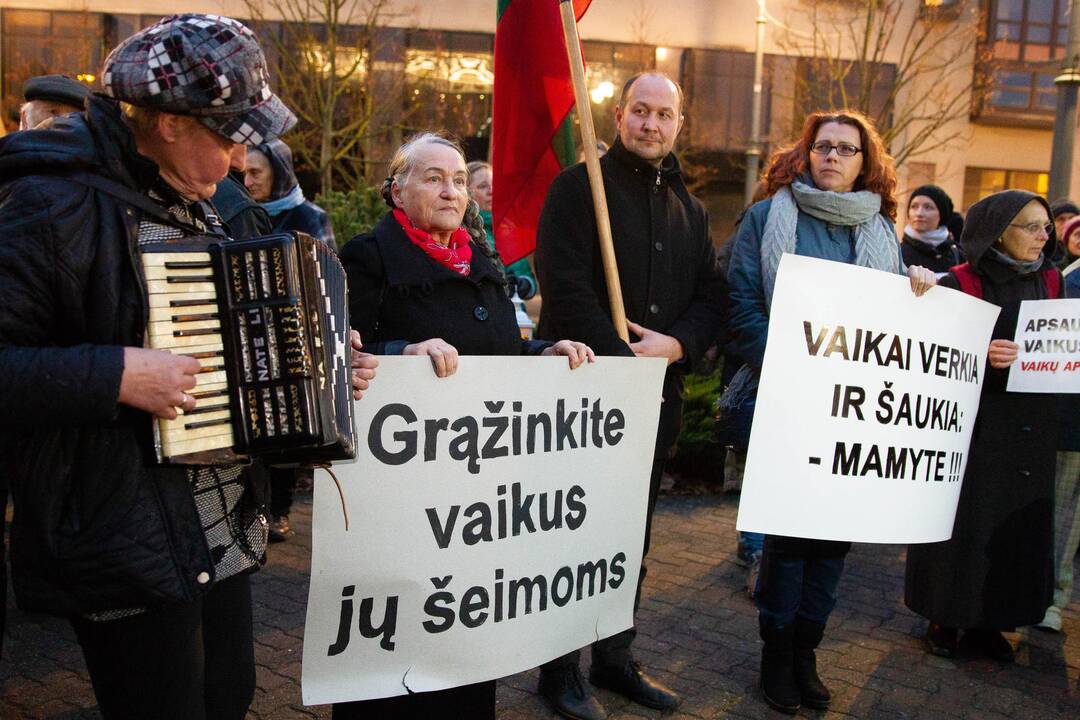 Mitingas prie Seimo dėl vaikų paėmimo iš šeimų