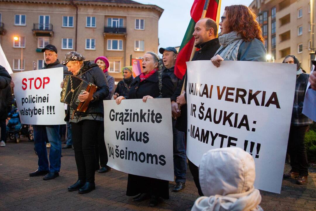 Mitingas prie Seimo dėl vaikų paėmimo iš šeimų