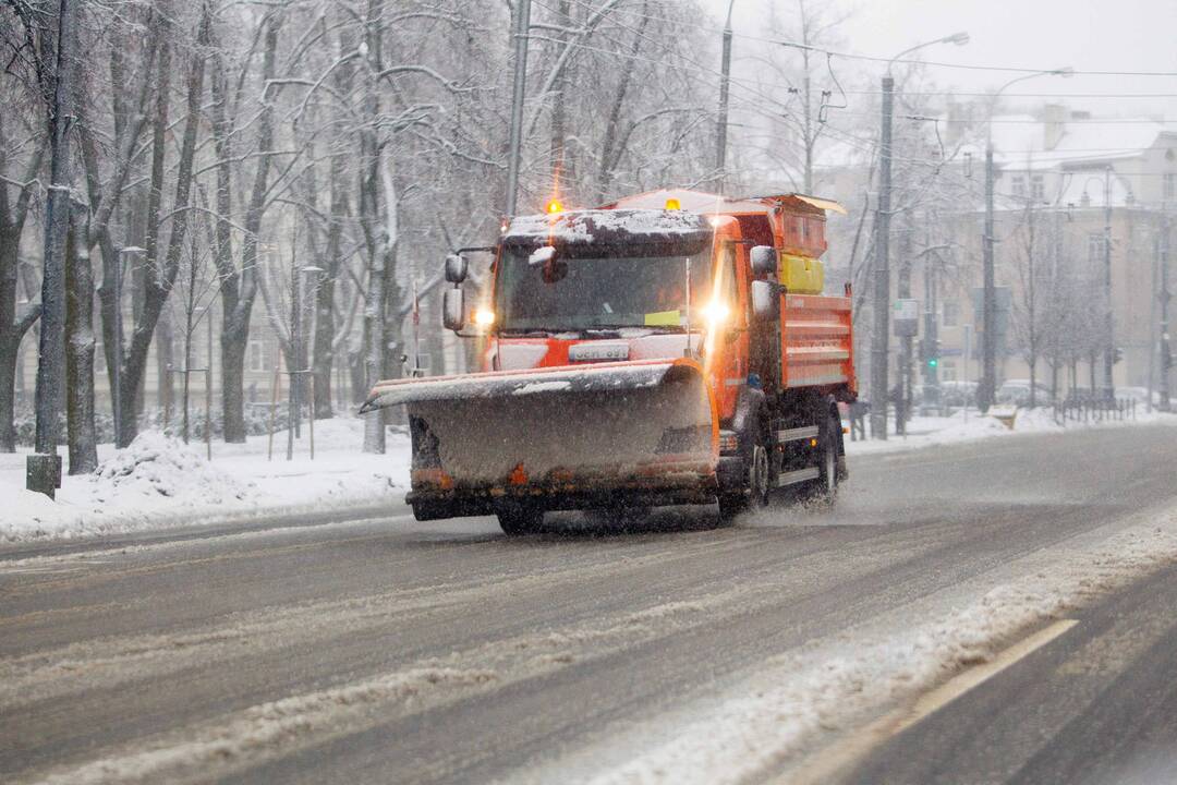 Automobiliui atsitrenkus į sniego valytuvą žuvo vairuotojas