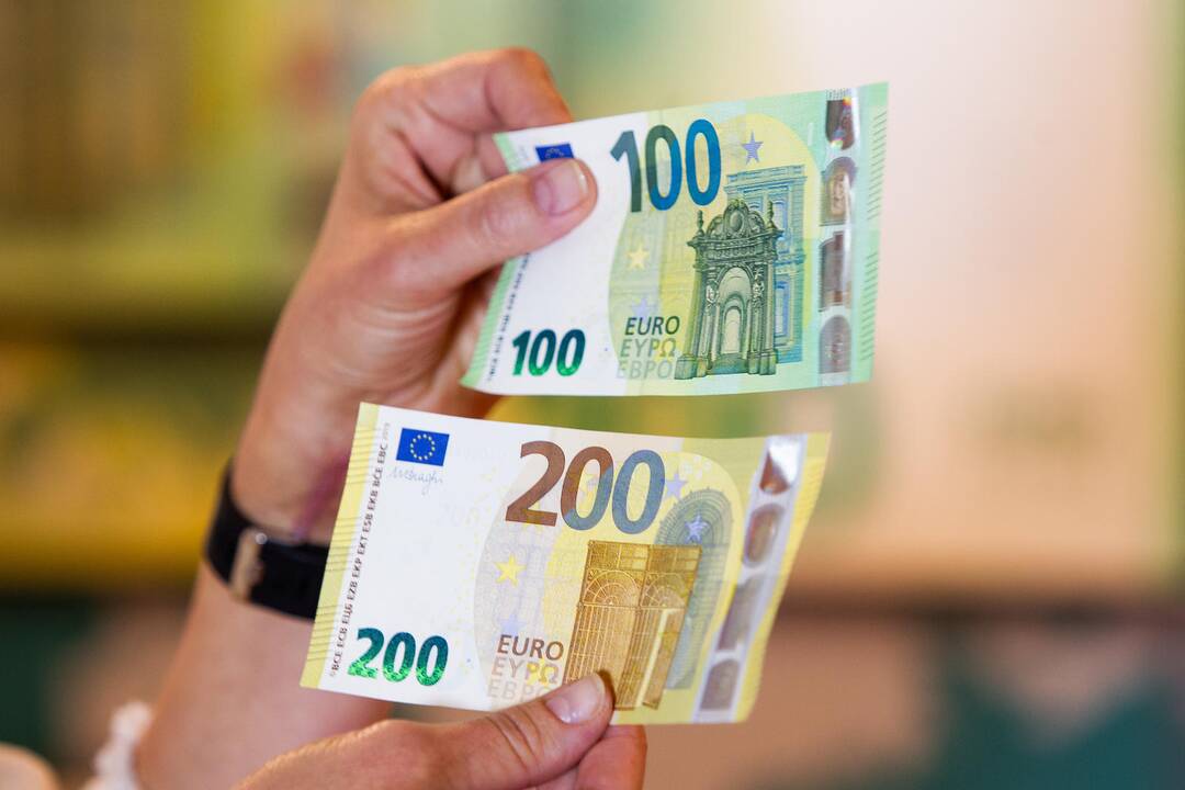 Pristatyti naujieji 100 ir 200 eurų banknotai