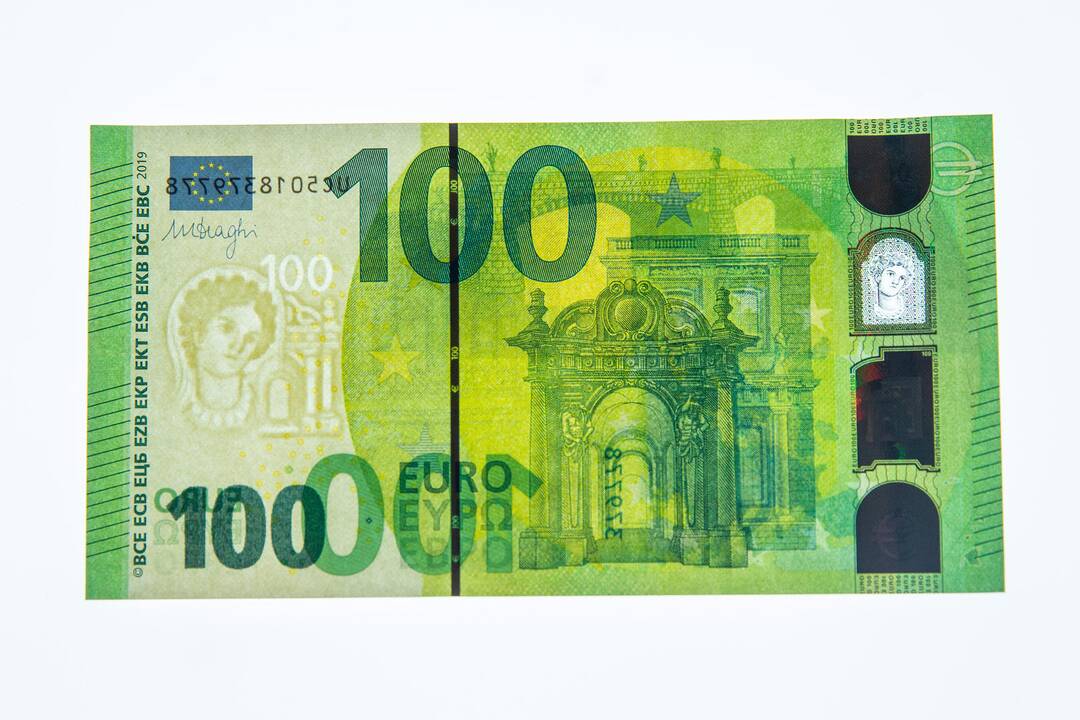 Pristatyti naujieji 100 ir 200 eurų banknotai