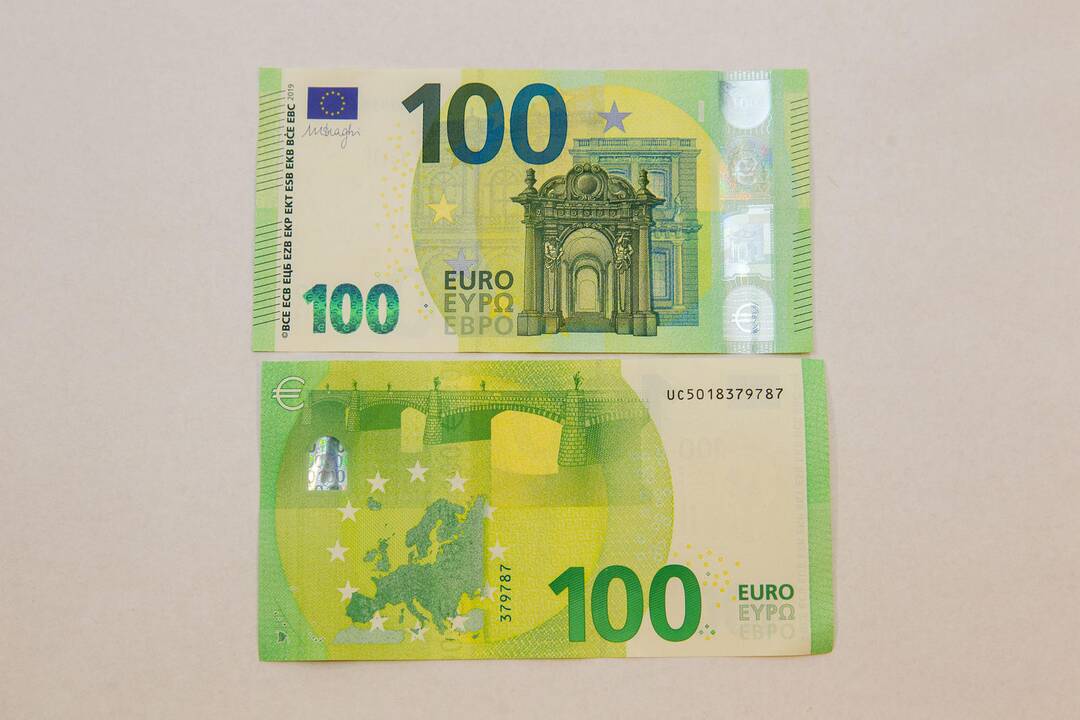 Pristatyti naujieji 100 ir 200 eurų banknotai