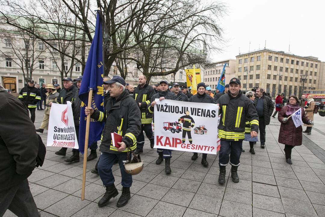 Ugniagesių mitingas V. Kudirkos aikštėje