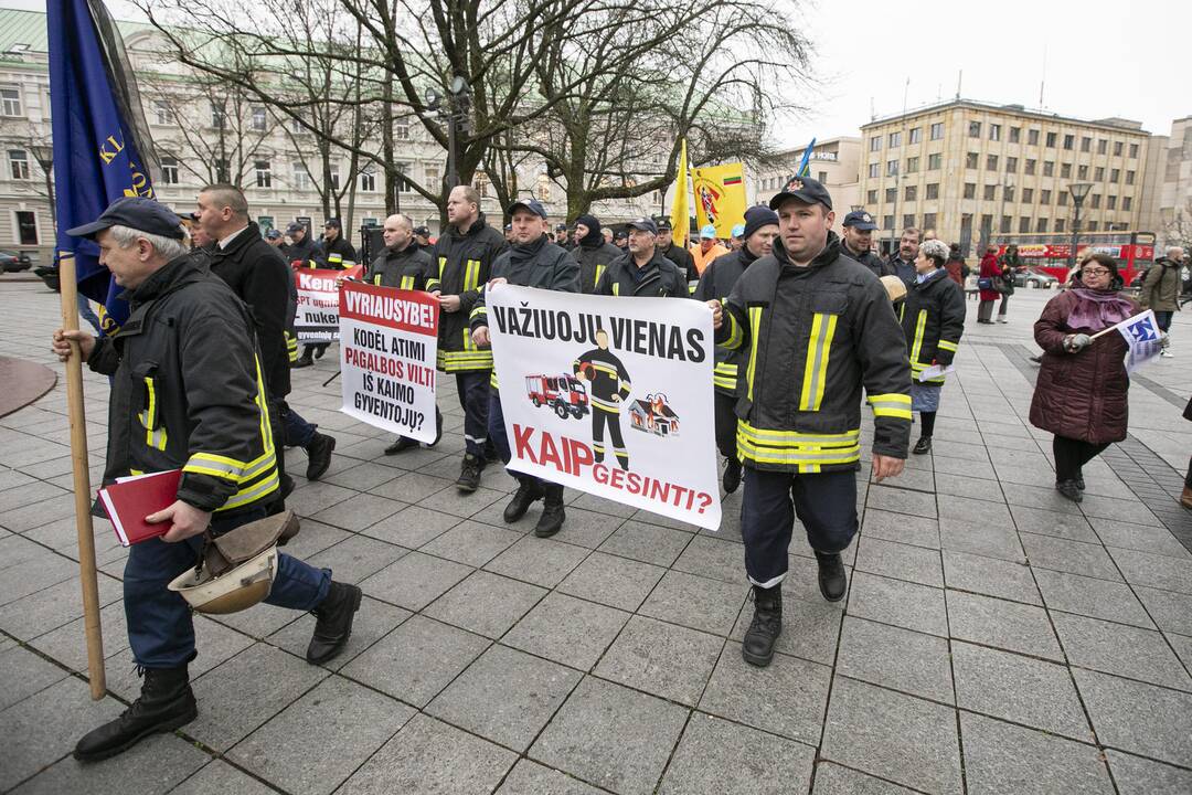 Ugniagesių mitingas V. Kudirkos aikštėje