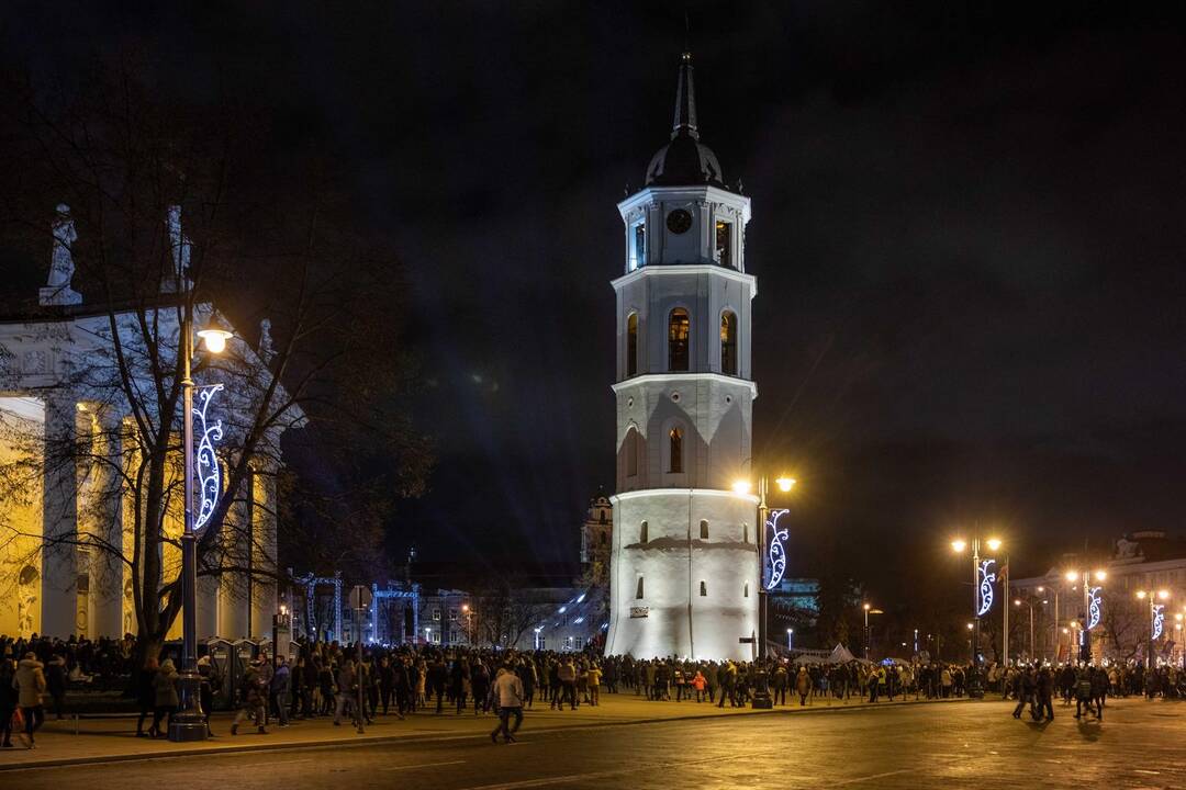 Katedros aikštėje įžiebta Kalėdų eglė