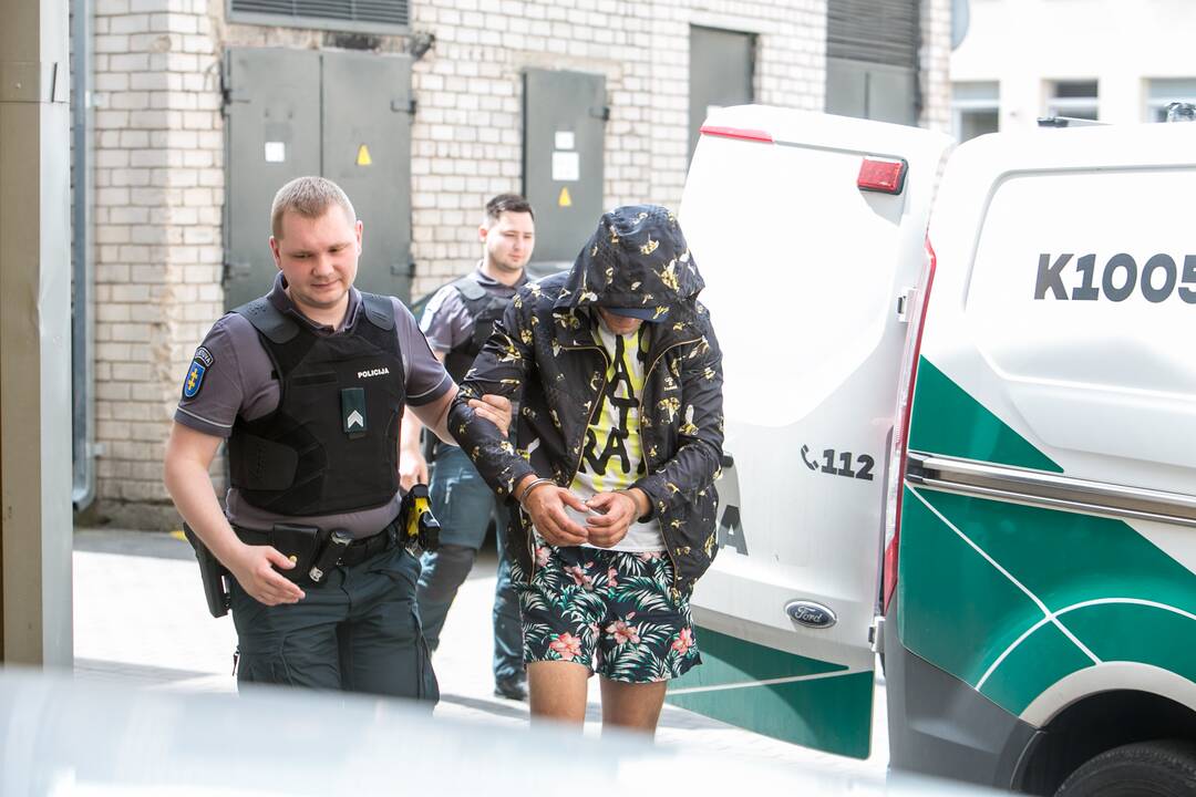 Į teismą atvežti įtariamieji vyro pagrobimu Kaune