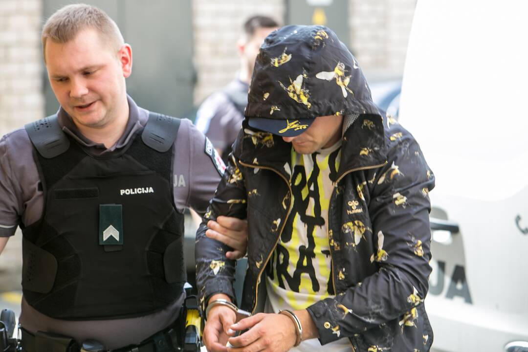 Į teismą atvežti įtariamieji vyro pagrobimu Kaune