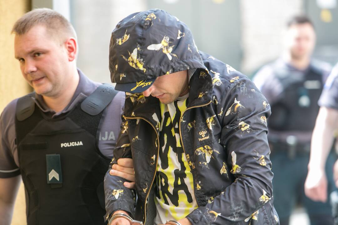 Į teismą atvežti įtariamieji vyro pagrobimu Kaune