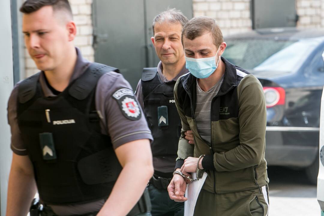 Į teismą atvežti įtariamieji vyro pagrobimu Kaune