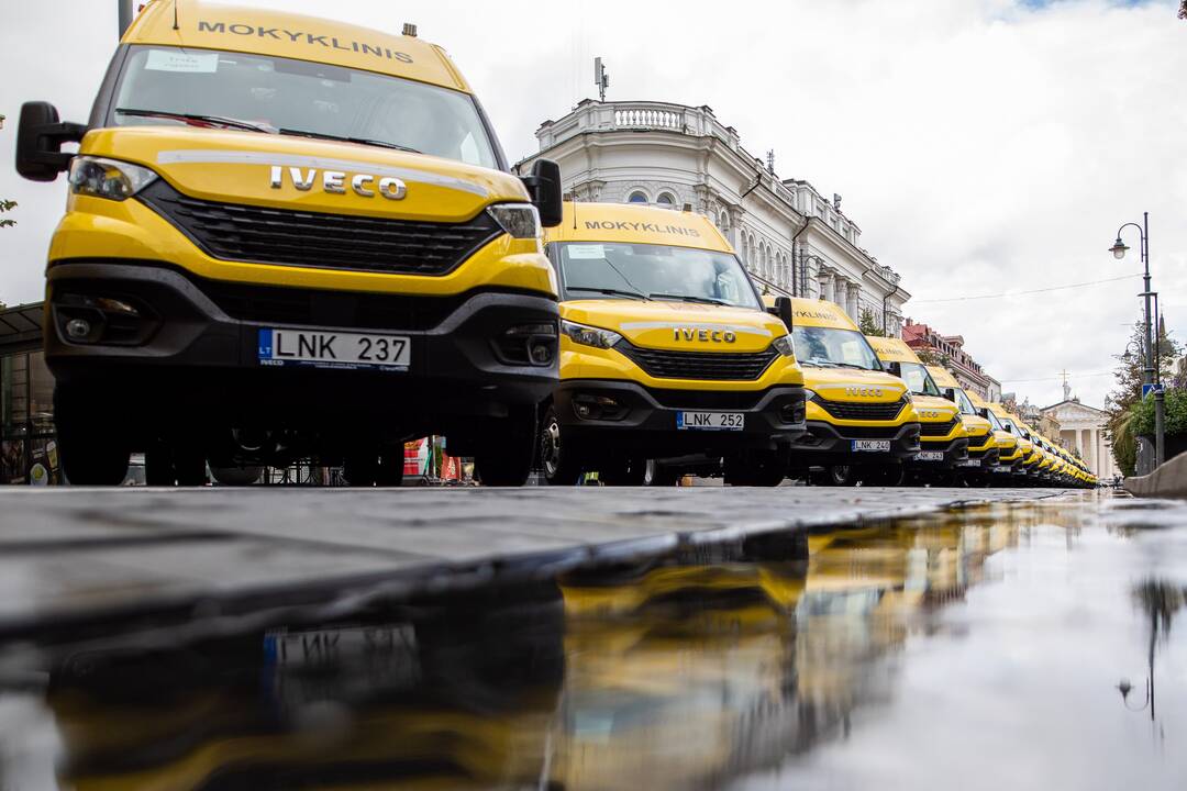 Savivaldybėms perduoti 25 geltonieji autobusiukai