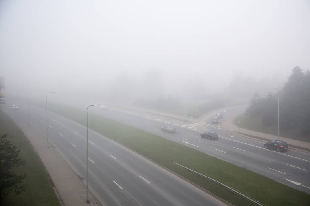 Įspėja: eismo sąlygas vietomis sunkina rūkas