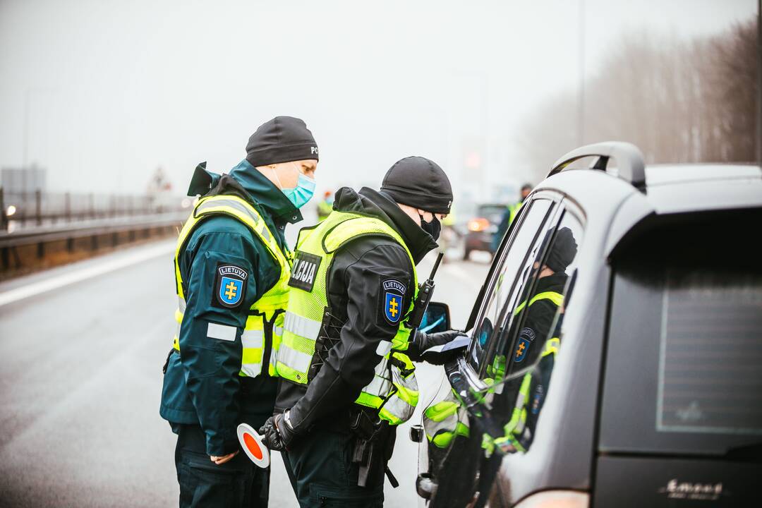 Policija pradėjo masinę judėjimo kontrolę