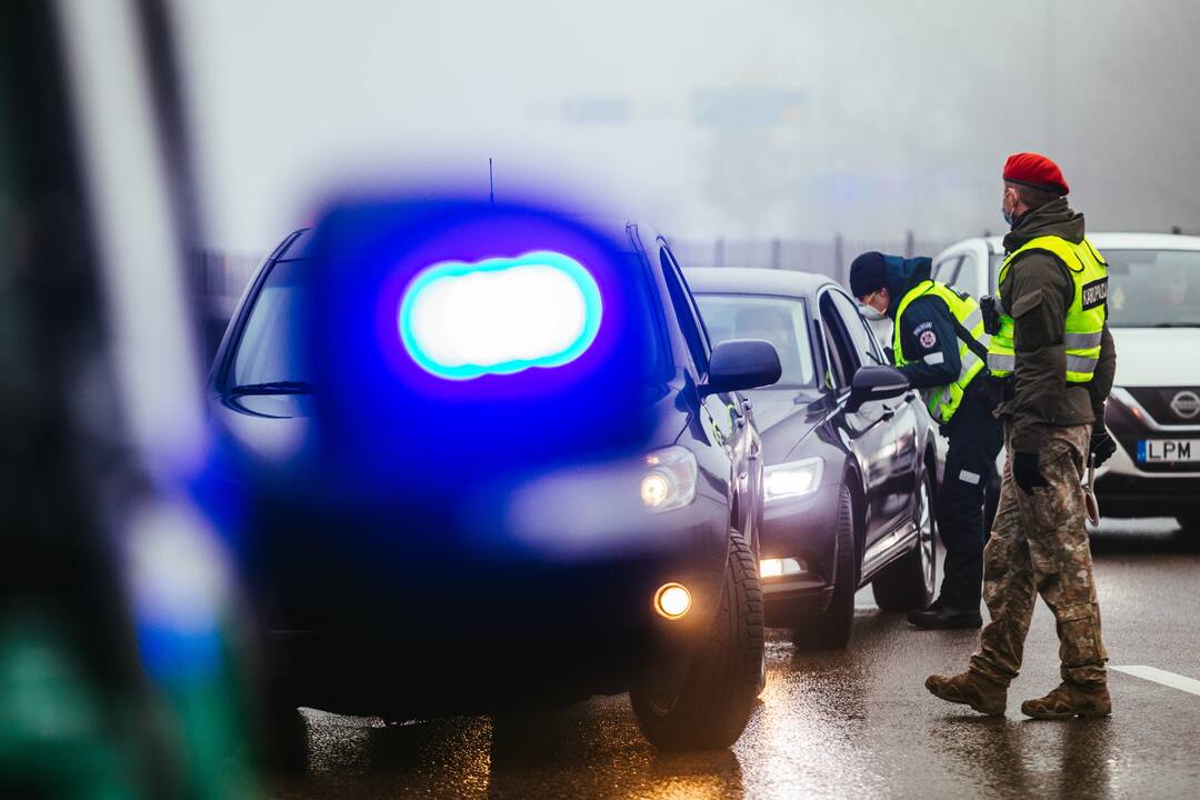 Policija pradėjo masinę judėjimo kontrolę