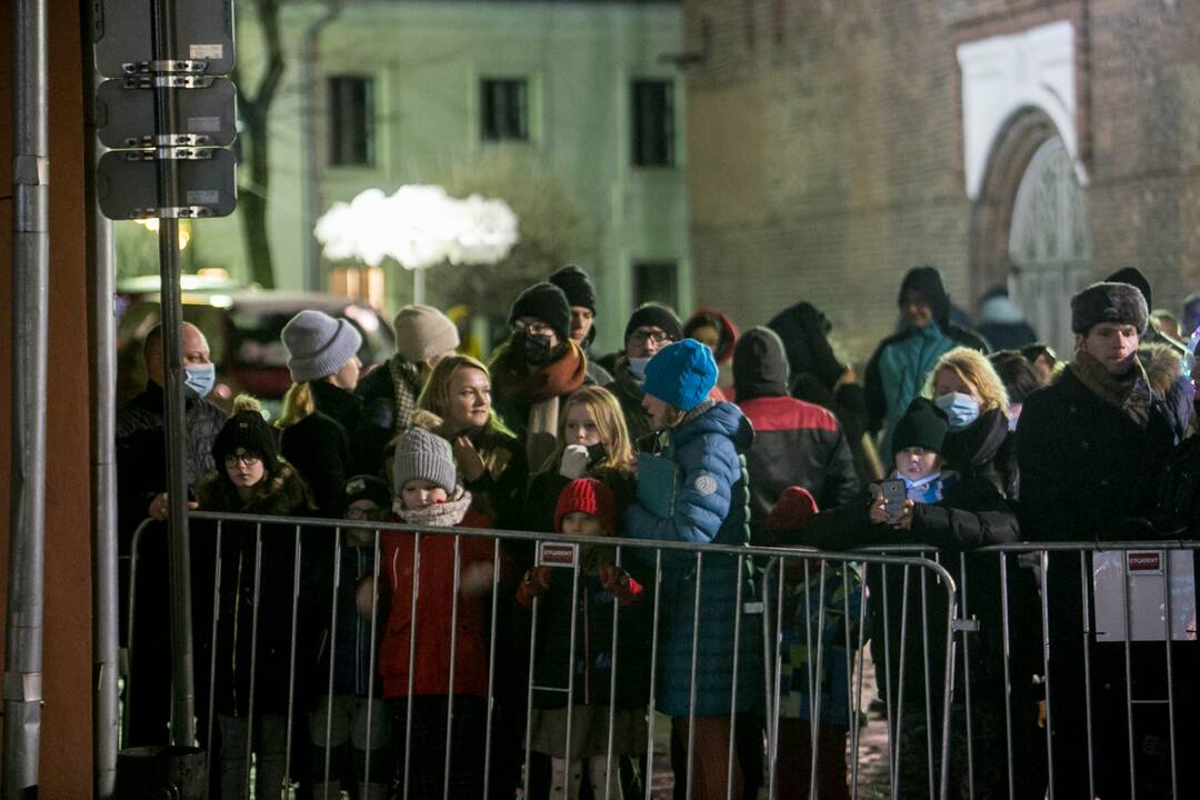 Kalėdų eglės įžiebimas: kauniečiai rinkosi prie tvorų