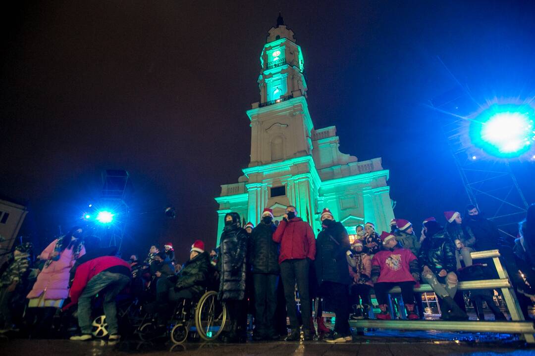Kalėdų eglės įžiebimas: kauniečiai rinkosi prie tvorų