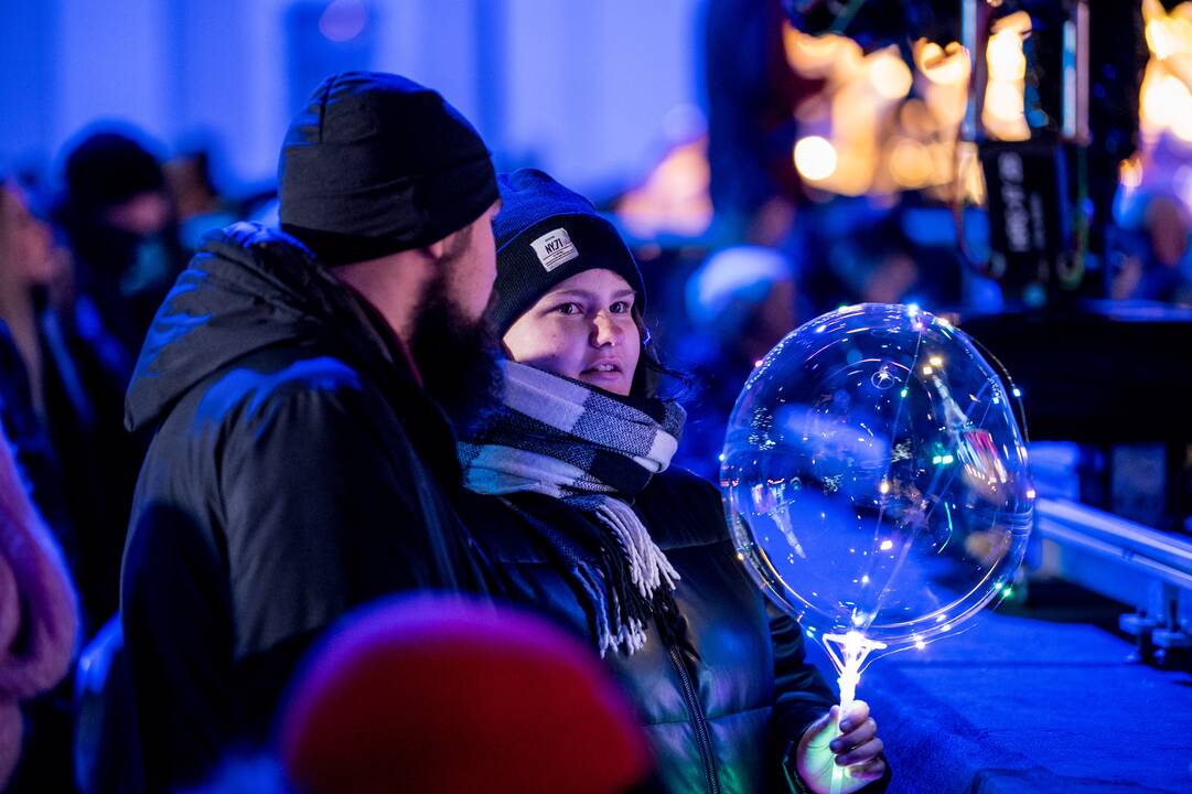 Žingsnis link Kalėdų: įžiebta žvaigždėmis puošta Kauno eglutė! 