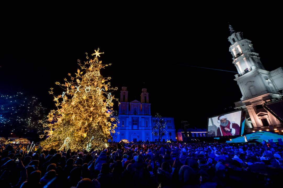 Žingsnis link Kalėdų: įžiebta žvaigždėmis puošta Kauno eglutė! 