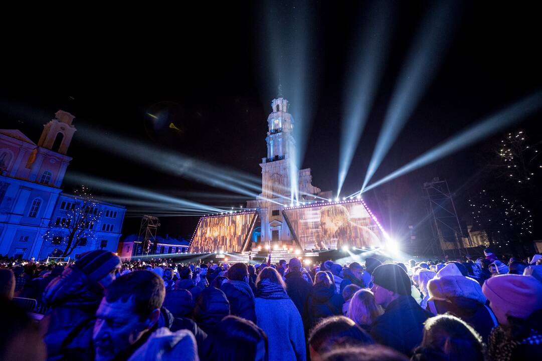 Žingsnis link Kalėdų: įžiebta žvaigždėmis puošta Kauno eglutė! 