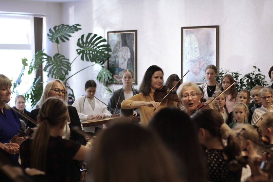 Popietė: J.Kačinsko muzikos mokykloje iš visų kampelių sklindantys muzikos garsai skambaus šurmulio pripildė erdvią įstaigos fojė.