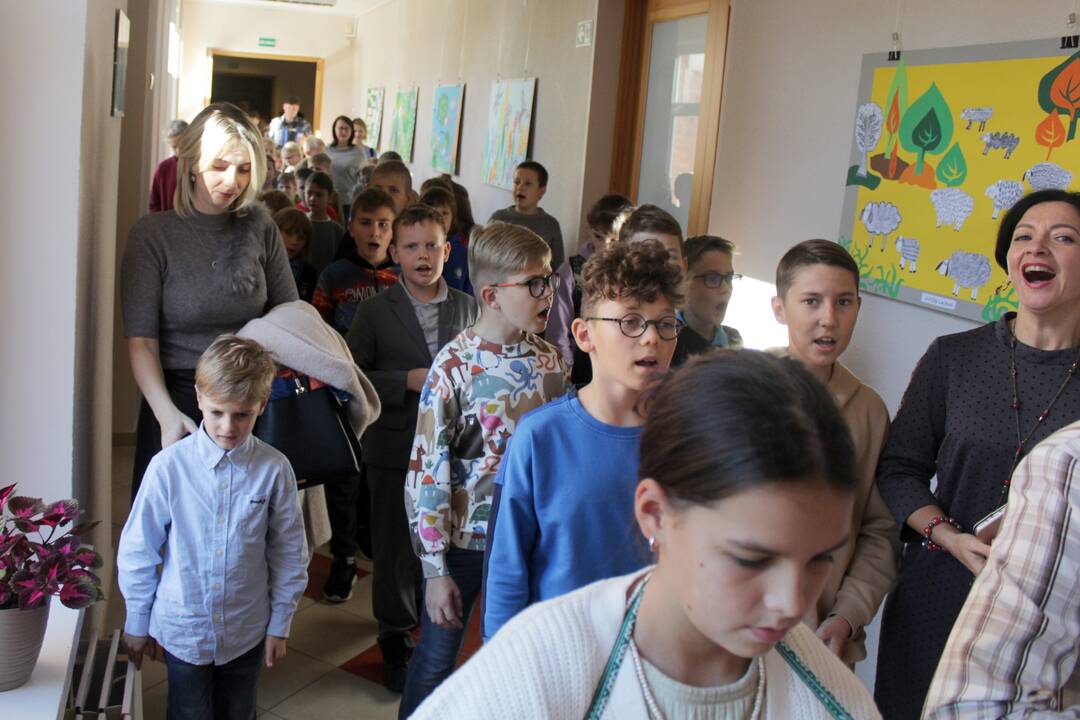 Popietė: J.Kačinsko muzikos mokykloje iš visų kampelių sklindantys muzikos garsai skambaus šurmulio pripildė erdvią įstaigos fojė.