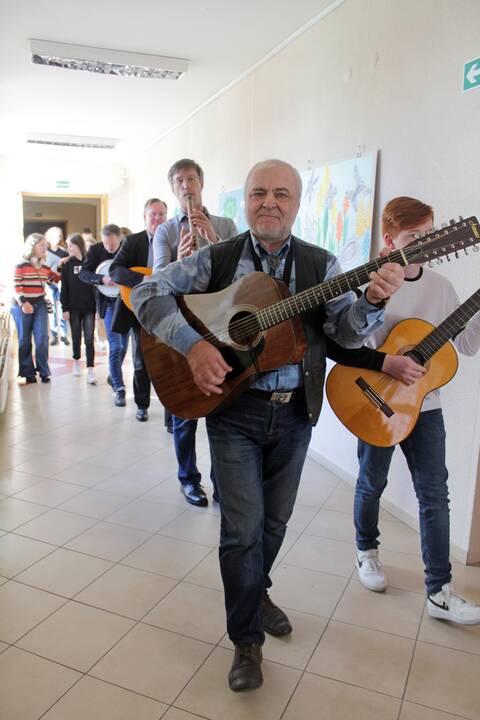 Popietė: J.Kačinsko muzikos mokykloje iš visų kampelių sklindantys muzikos garsai skambaus šurmulio pripildė erdvią įstaigos fojė.
