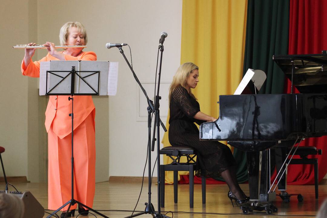 Popietė: J.Kačinsko muzikos mokykloje iš visų kampelių sklindantys muzikos garsai skambaus šurmulio pripildė erdvią įstaigos fojė.