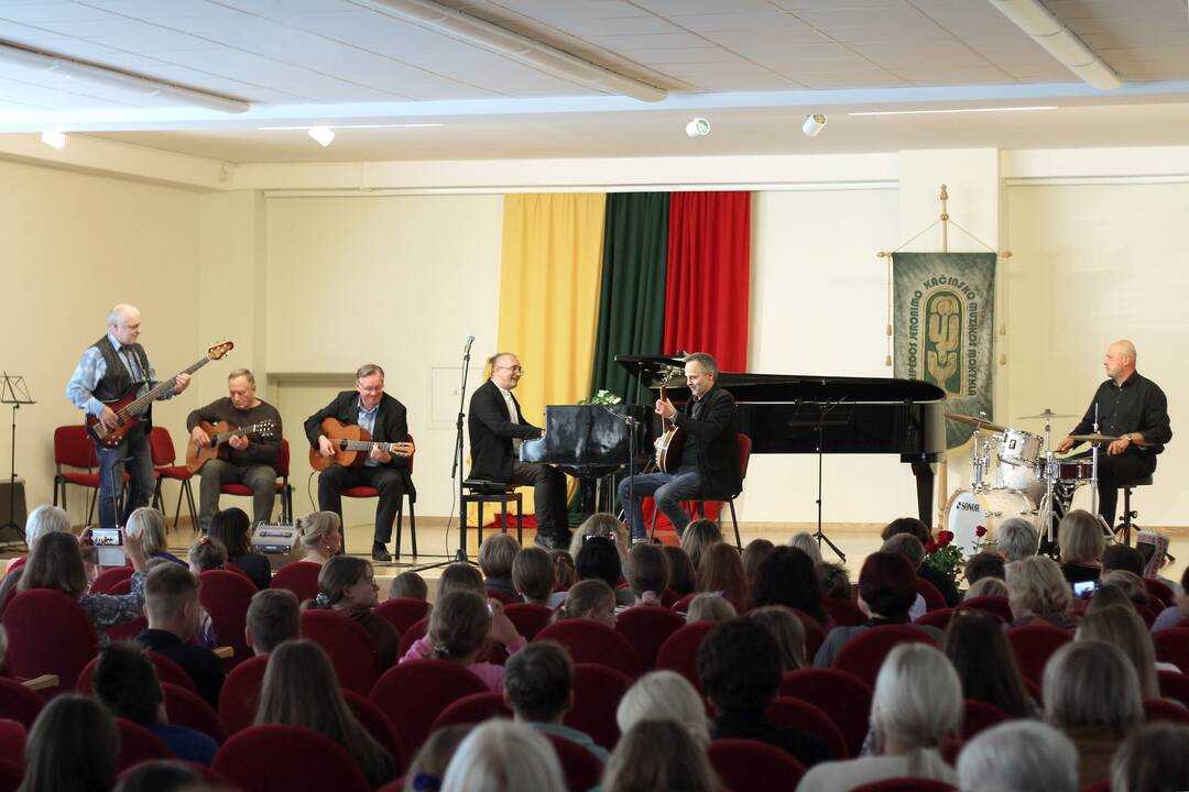 Popietė: J.Kačinsko muzikos mokykloje iš visų kampelių sklindantys muzikos garsai skambaus šurmulio pripildė erdvią įstaigos fojė.
