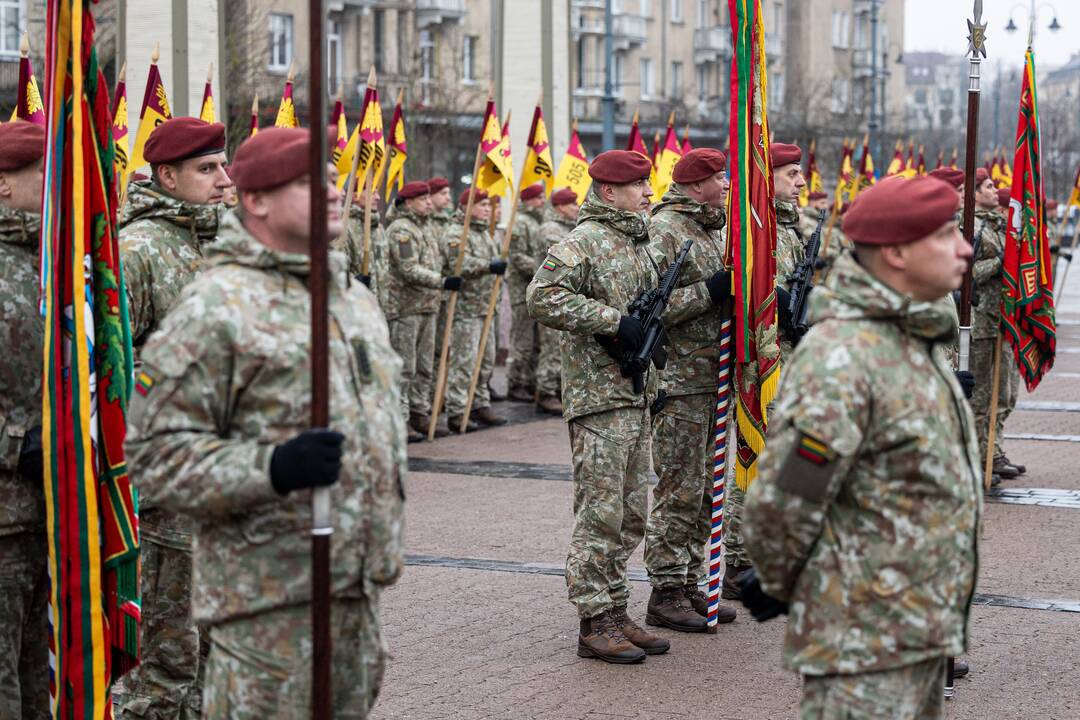 Iškilminga karių rikiuotė Nepriklausomybės aikštėje