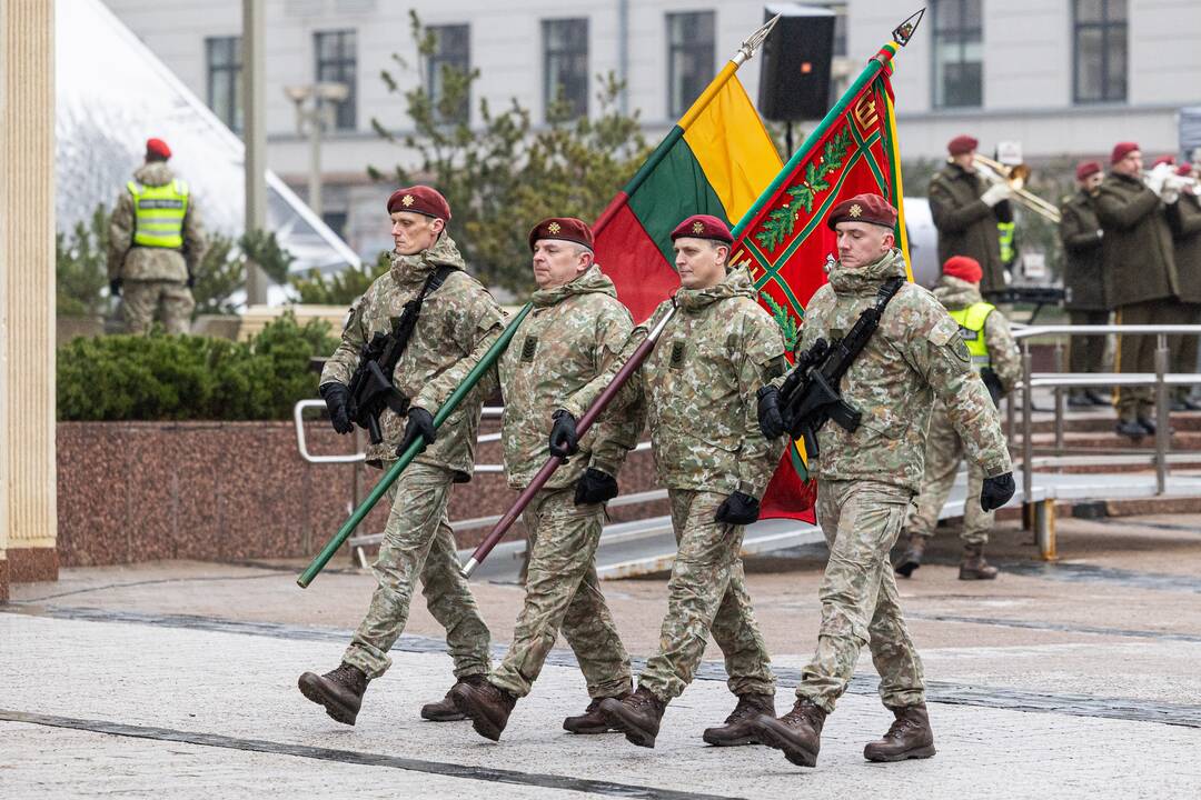 Iškilminga karių rikiuotė Nepriklausomybės aikštėje