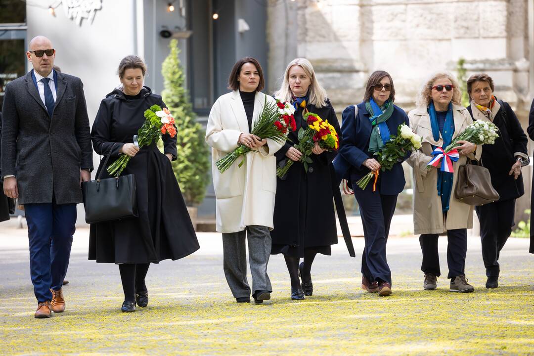 Gėlių padėjimo ceremonija Sapiegų parke prie „Černobylio motinos“ paminklo