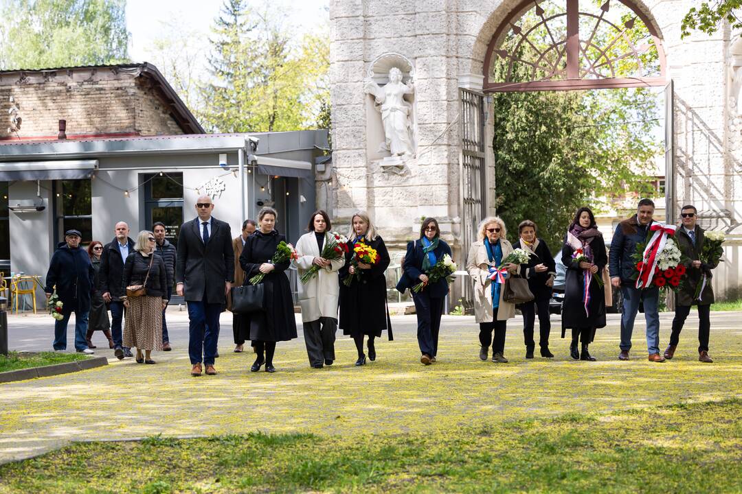 Gėlių padėjimo ceremonija Sapiegų parke prie „Černobylio motinos“ paminklo