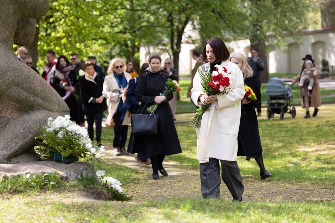 Gėlių padėjimo ceremonija Sapiegų parke prie „Černobylio motinos“ paminklo