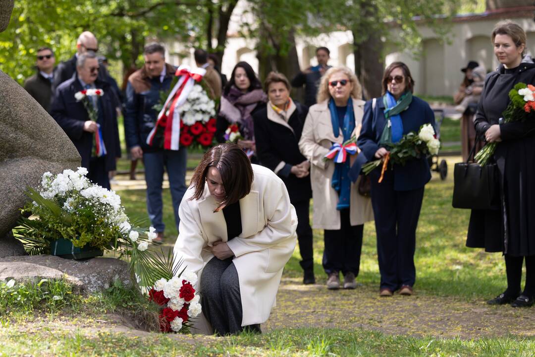 Gėlių padėjimo ceremonija Sapiegų parke prie „Černobylio motinos“ paminklo