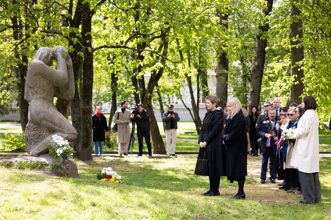 Gėlių padėjimo ceremonija Sapiegų parke prie „Černobylio motinos“ paminklo