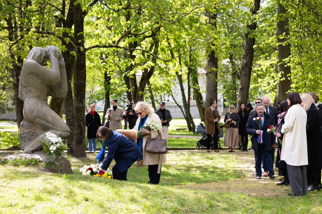 Gėlių padėjimo ceremonija Sapiegų parke prie „Černobylio motinos“ paminklo