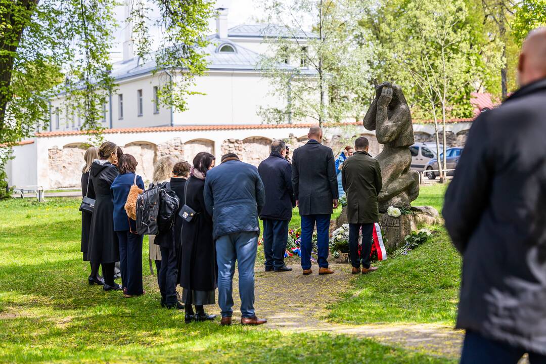 Gėlių padėjimo ceremonija Sapiegų parke prie „Černobylio motinos“ paminklo