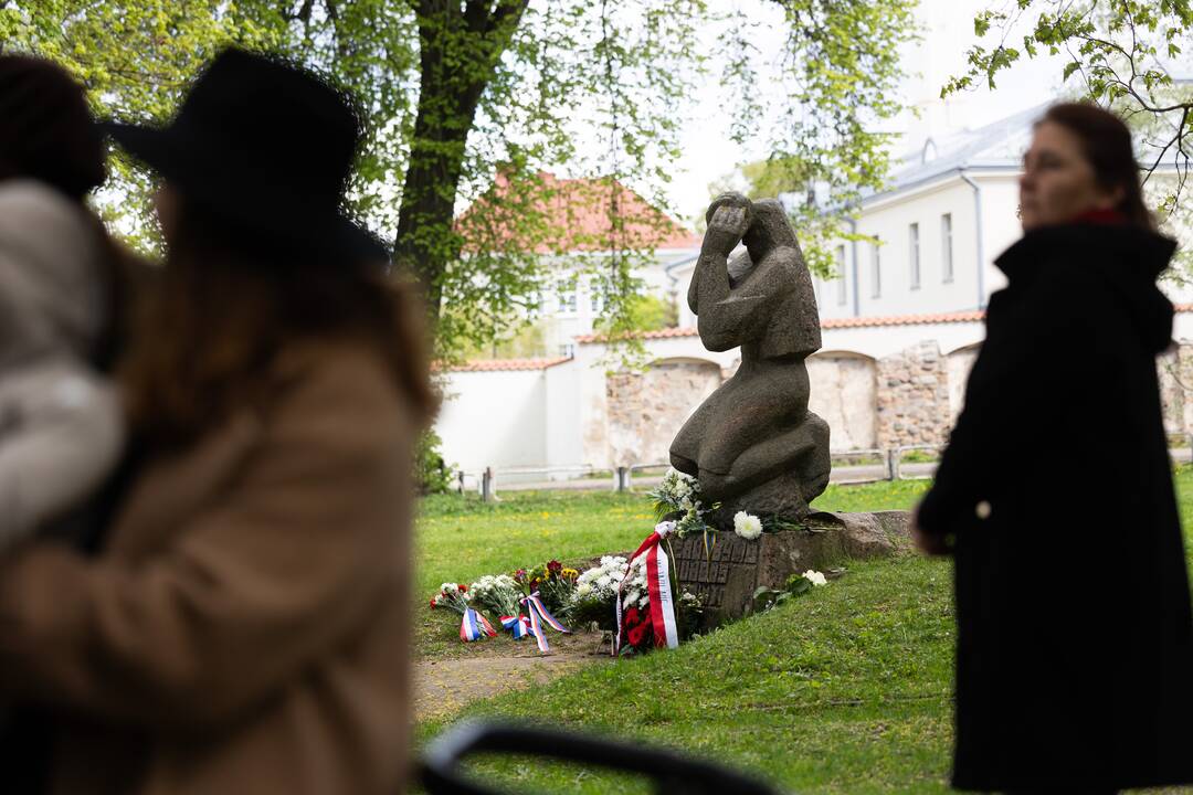 Gėlių padėjimo ceremonija Sapiegų parke prie „Černobylio motinos“ paminklo