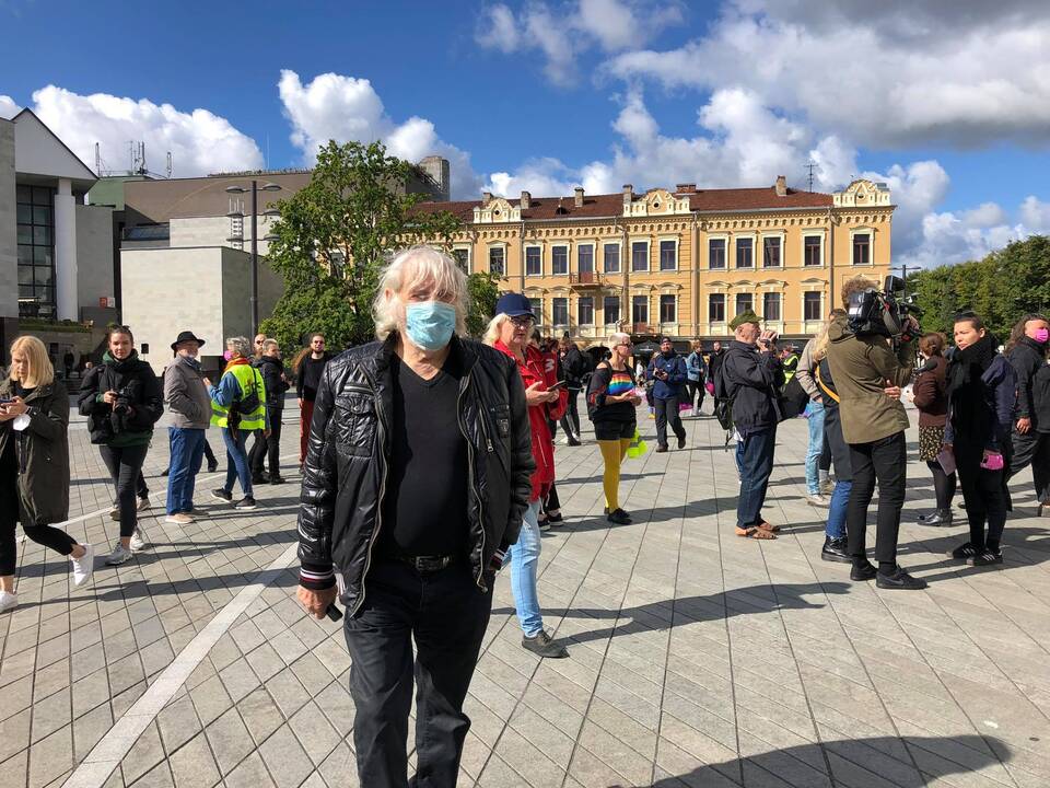 Į LGBT eitynes renkasi žmonės
