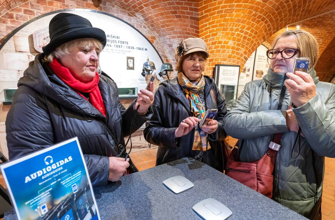 Audiogidą testuoja Klaipėdos miesto pagyvenusių žmonių asociacijos nariai.