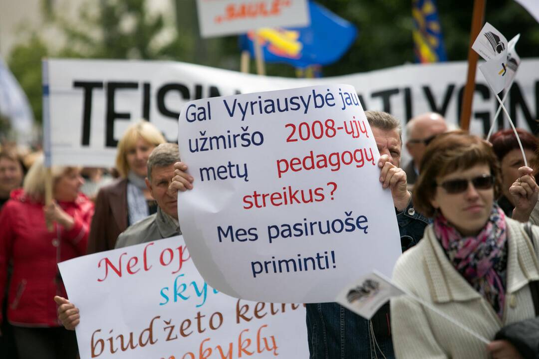 Mokytojai tęsia streiką dėl etatinio apmokėjimo