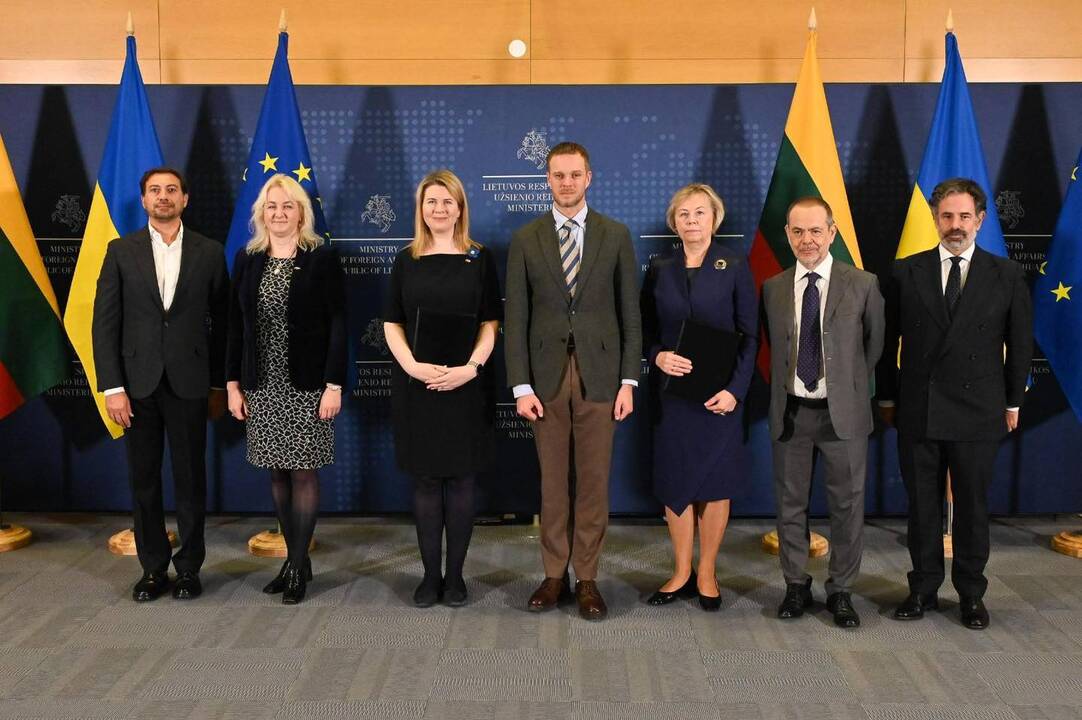 Lietuva su Airija ir Italijos atstovais pasirašė susitarimus dėl Ukrainos atstatymo