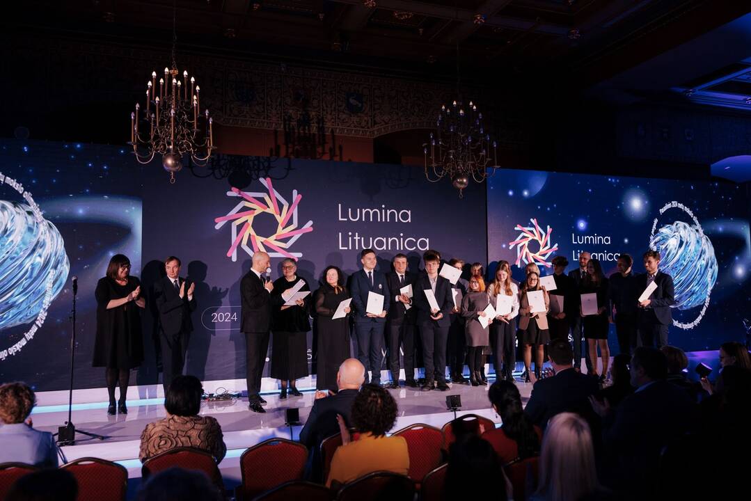 Valdovų rūmuose apdovanoti Lietuvai tarptautinėse olimpiadose atstovavę mokiniai