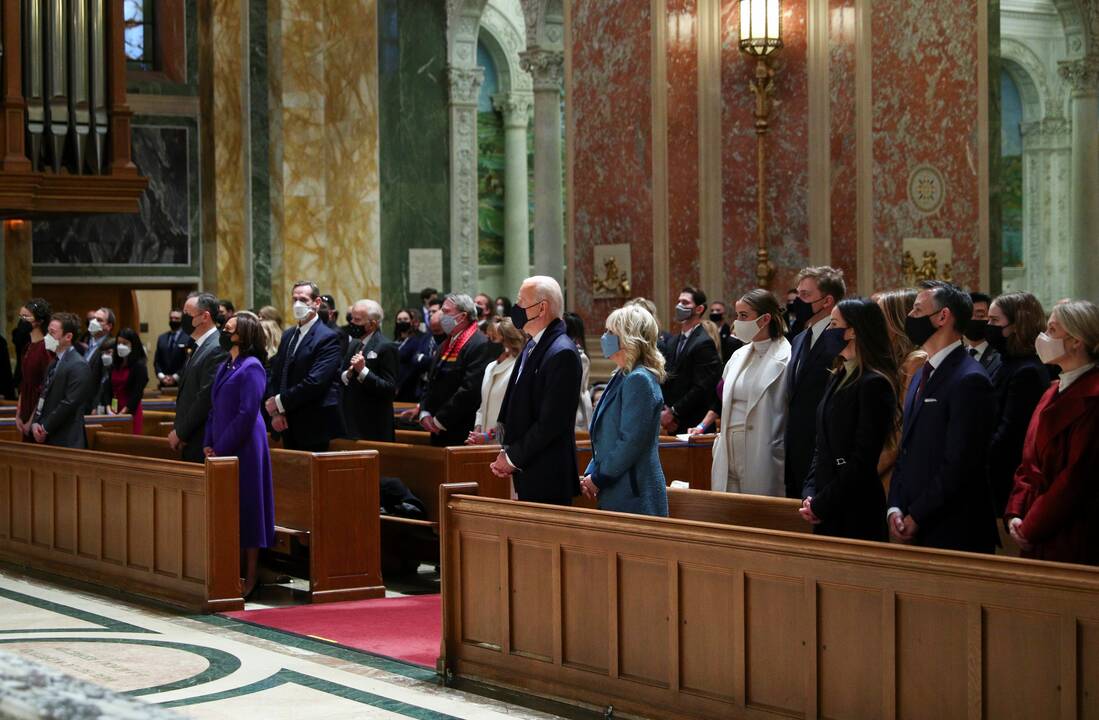 J. Bidenas prieš inauguraciją dalyvauja pamaldose