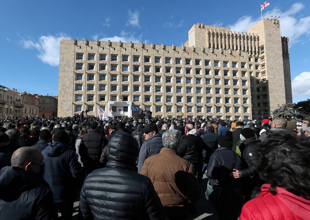 Sakartvele protestuoja tūkstančiai žmonių